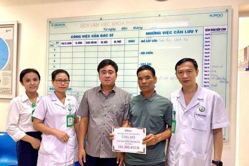 Trao hơn 100 triệu đồng bạn đọc ủng hộ cậu bé nghèo bị tai nạn phải cắt cụt chân