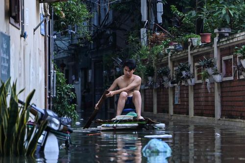 36 giờ sống chung nước ngập hôi thối, người dân 'tháo chạy' khỏi khu phố Hà Nội