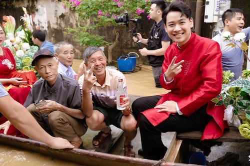 Hàng xóm làm thuyền hoa 'thần tốc' giúp nhà trai vượt ngập rước dâu ở Thanh Hóa