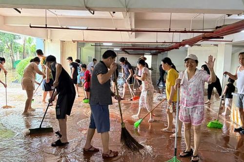 Cư dân Hà Nội chung tay dọn dẹp sau 48 giờ chống chọi ngập nặng
