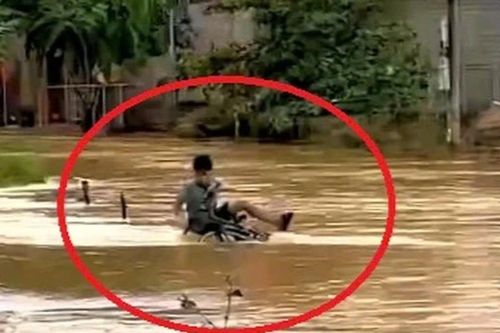 Thót tim cứu bé trai bị nước lũ cuốn trôi ở Hà Tĩnh