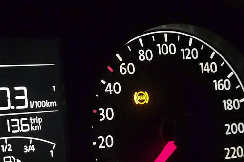 Khi đèn phanh ABS bật sáng, tài xế cần làm điều này ngay lập tức