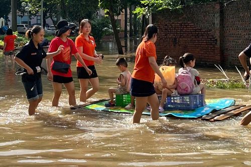 Khu đô thị, trường học thành 'ốc đảo', phụ huynh chèo thuyền đưa đón con