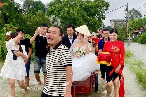 70 người lội nước, dùng xe kéo rước dâu ở Thanh Hóa, ngõ xóm rộn tiếng cười