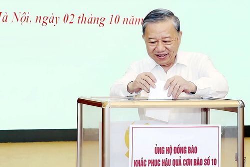 Tổng Bí thư, Chủ tịch Quốc hội ủng hộ đồng bào khắc phục hậu quả bão số 10