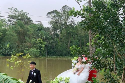 Đám cưới vượt lũ độc đáo của đôi bạn trẻ ở Bích Hào