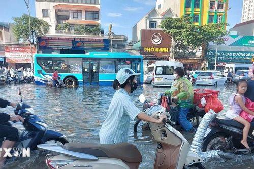 Thành phố Hà Nội vẫn còn nhiều điểm ngập úng trong sáng 2/10