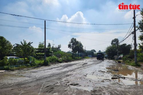 Khắc phục tạm thời đường đầy 'hố bom' sau phản ánh của Báo Tin tức và Dân tộc