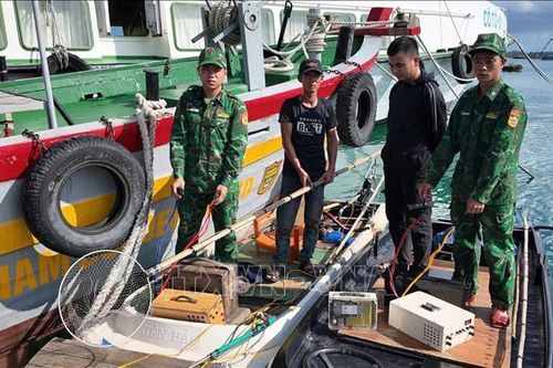 Bắt giữ 2 đối tượng dùng kích điện khai thác thủy sản trái phép
