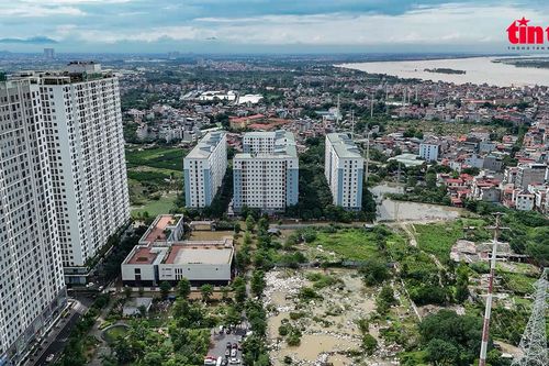 Chung cư gần sông Hồng vẫn bị cô lập trong 'biển nước'