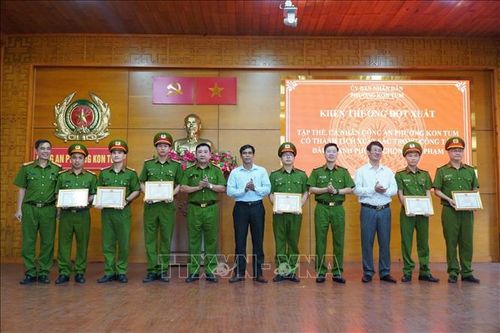 Khen thưởng đột xuất thành tích triệt phá băng nhóm cắt trộm dây cáp điện
