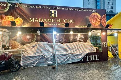 Trung thu chưa tới, tiểu thương bán bánh đã 'khóc ròng theo mưa lụt'