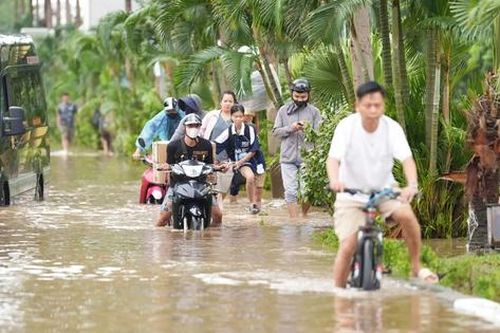 Sau khi lội nước ngập do mưa bão, khi về nhà cần làm luôn những việc này để bảo vệ sức khỏe