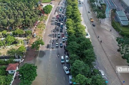 Hà Nội: Đường Võ Chí Công vẫn ngập sâu, giao thông ùn tắc hàng km