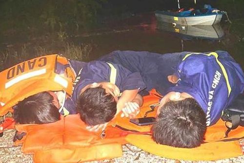 Xúc động hình ảnh 3 chiến sĩ công an chợp mắt sau nhiều giờ cứu trợ vùng lũ