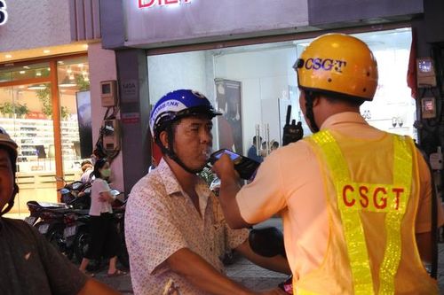 Không chỉ nộp phạt tiền, người vi phạm giao thông sắp phải… dọn vệ sinh công cộng