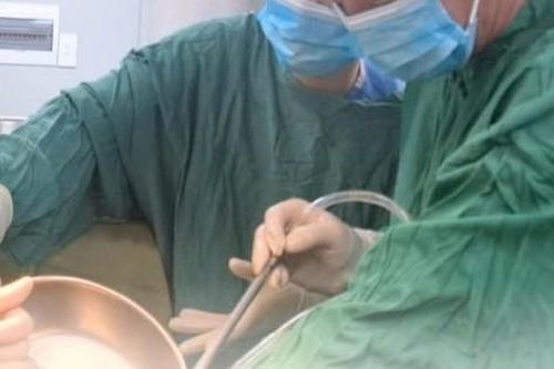 Người đàn ông 44 tuổi vỡ đại tràng vì trò 'nghịch dại' của đồng nghiệp