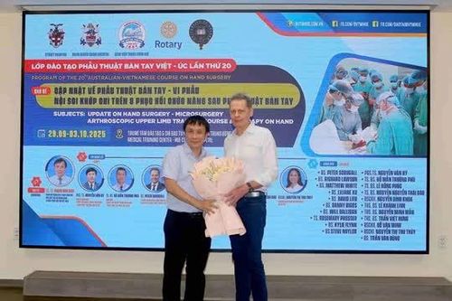 Khai mạc lớp đào tạo phẫu thuật bàn tay tại Huế