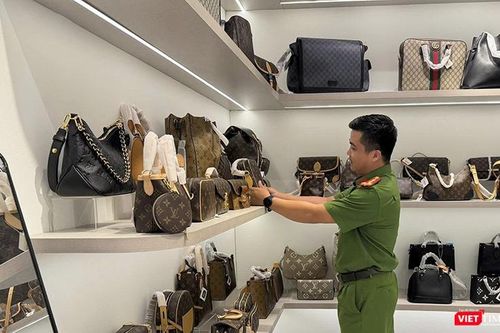 Kiểm tra 3 cơ sở thời trang, công an phát hiện hơn 1.000 sản phẩm nghi hàng giả