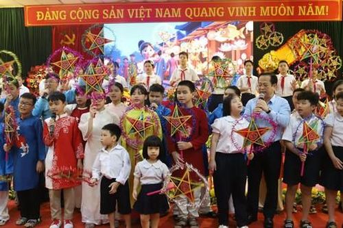 Hà Nội: Trao gần 700 suất quà Trung thu tới học sinh chuyên biệt