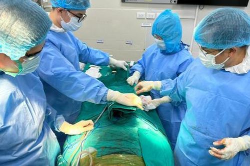 Tiêm silicon lỏng làm đẹp, bệnh nhân nhiễm HIV 17 năm bị biến chứng nặng
