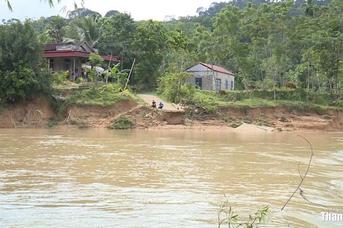 Cầu tạm bị cuốn trôi, người dân thôn Hành dùng bè vượt sông