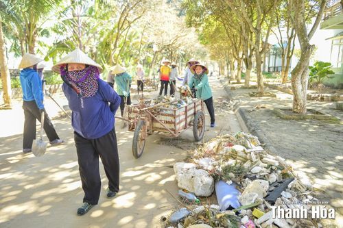 Người dân ven biển Thanh Hóa khẩn trương khắc phục hậu quả sau bão