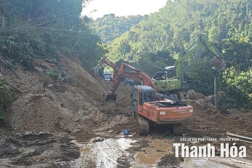 Khắc phục sạt lở, đảm bảo giao thông thông suốt