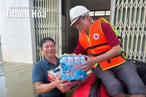 Kịp thời trao nhu yếu phẩm thiết yếu đến Nhân dân vùng lũ