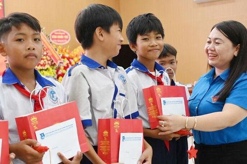 Tỉnh đoàn tặng quà Trung thu cho thiếu nhi con, em thanh niên công nhân