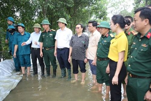 Kịp thời hỗ trợ di chuyển tài sản, sơ tán dân và chống tràn đê bối Quả Cảm, Đương Xá 1