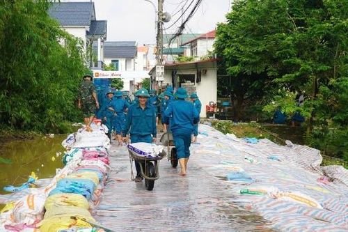 Huy động lực lượng đắp đê bối, ngăn nguy cơ ngập úng diện rộng