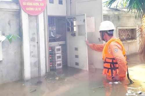 Đội Quản lý điện lực khu vực Việt Yên kịp thời bảo đảm an toàn điện tại vùng lũ Vân Hà
