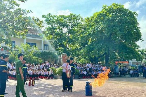 Gần 1.200 học sinh Trường THCS Phước An rèn luyện kỹ năng phòng cháy, chữa cháy