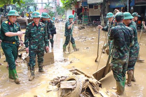 300 cán bộ, chiến sĩ Sư đoàn 355, 316 hỗ trợ khắc phục hậu quả ngập lụt tại Lào Cai