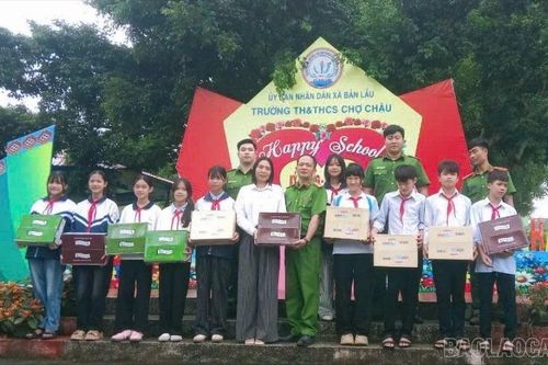 Công an xã Bản Lầu trao 3.490 phần quà Trung thu cho trẻ em