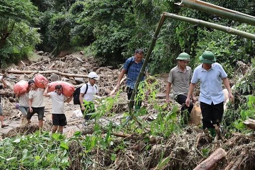 Xã Văn Bàn: Kịp thời tiếp tế cho 120 hộ dân bị cô lập