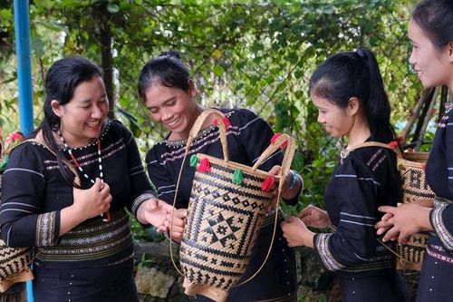Giữ nghề đan gùi của đồng bào M'nông