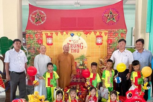 Trao thiết bị và quà Trung thu cho học sinh các trường học tại Vĩnh Hảo