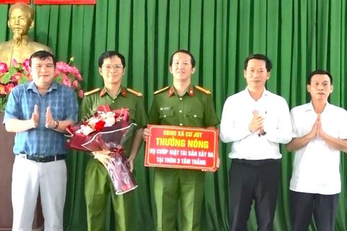 Công an Cư Jút bắt đối tượng cướp giật sau 2 giờ gây án