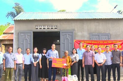 Trao nhà tình nghĩa cho hộ nghèo xã Krông Nô