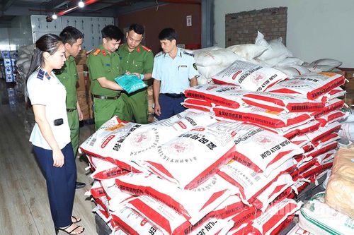 Phát hiện cơ sở sản xuất bánh kẹo sử dụng nguyên liệu, phụ gia không rõ nguồn gốc