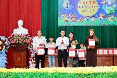 Thăm, tặng quà cho trẻ em nhân dịp Tết Trung thu
