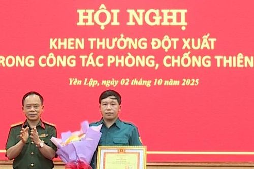Khen thưởng đột xuất Trợ lý Ban CHQS xã cứu người giữa dòng lũ dữ