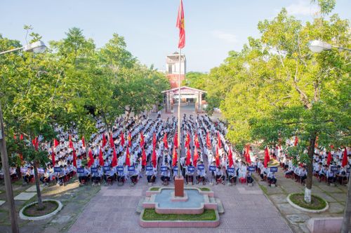 Xây dựng bản lĩnh chính trị cho học sinh - Kinh nghiệm từ thực tiễn trường THPT số 1 Lê Lợi. Bài 1: Định hướng đúng và hành động kiên quyết