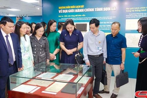 Khai mạc trưng bày tài liệu 'Sơn La - Dấu ấn lịch sử qua tài liệu lưu trữ'