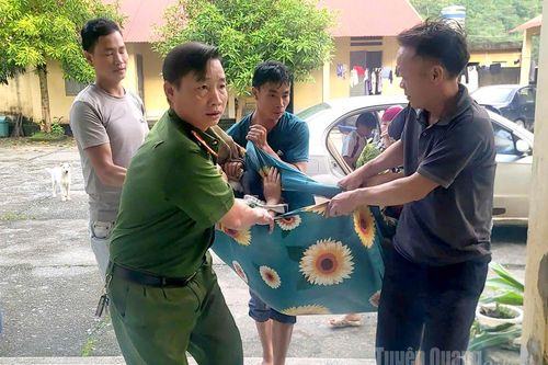 Kịp thời hỗ trợ sản phụ đến trạm y tế an toàn trong mưa bão