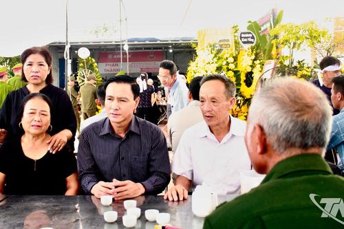 Phó Chủ tịch Thường trực Ủy ban MTTQ tỉnh thăm, động viên gia đình đồng chí Phan Văn Thành