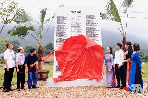 Khánh thành và tiếp nhận tấm văn bia khắc bài thơ Việt Bắc