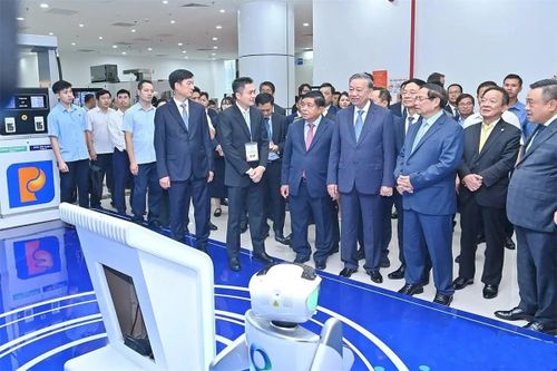 Tổng Bí thư Tô Lâm thăm gian trưng bày của Petrolimex tại Triển lãm quốc tế Đổi mới sáng tạo Việt Nam 2025